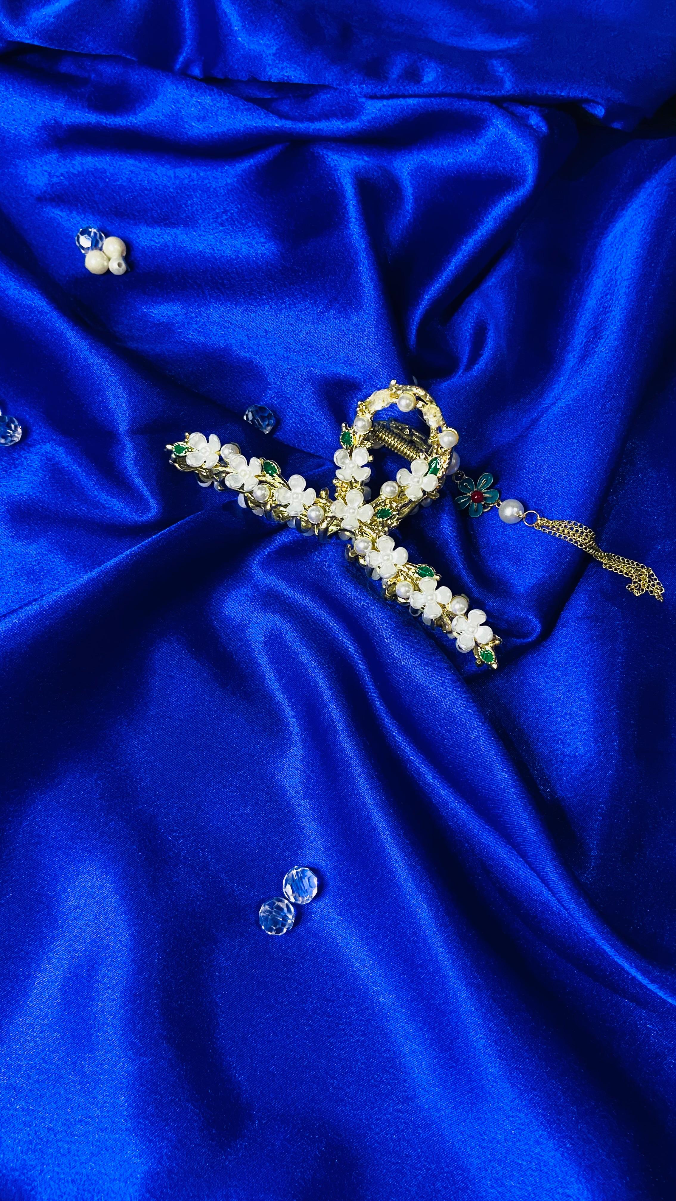 Pearl & Floral Hair Claw Clip with Gold Detailing – Elegant Traditional Hair Accessory for Women