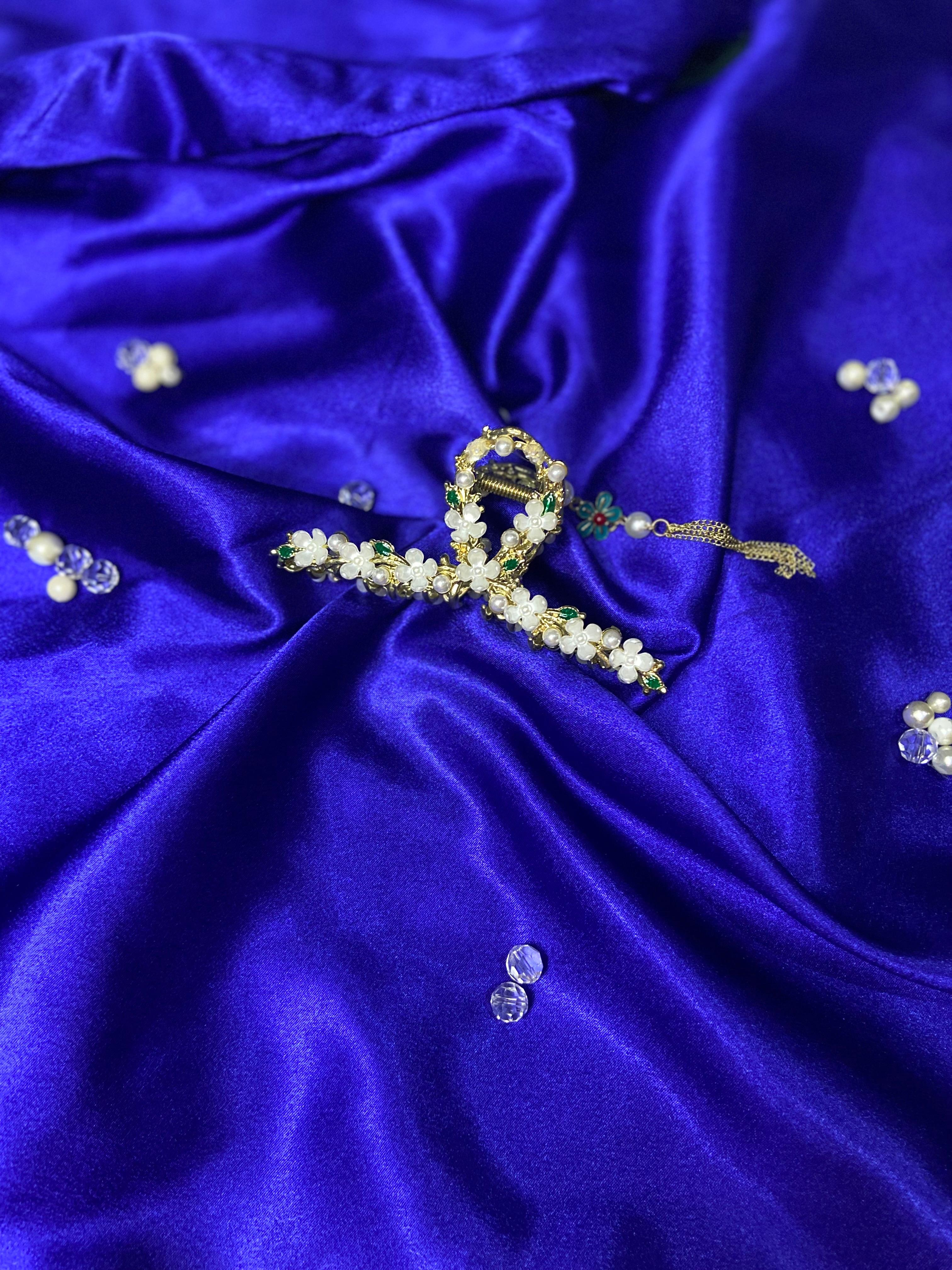 Pearl & Floral Hair Claw Clip with Gold Detailing – Elegant Traditional Hair Accessory for Women